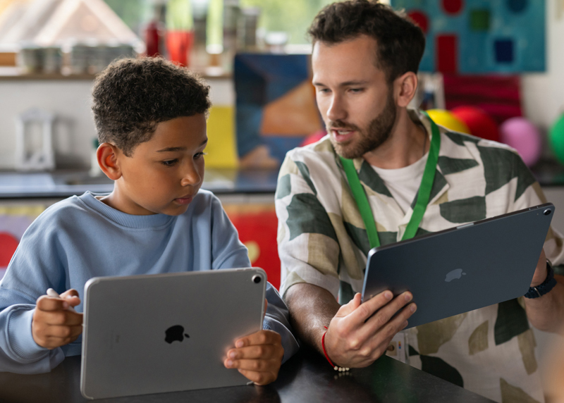 Maestro y alumno con iPad